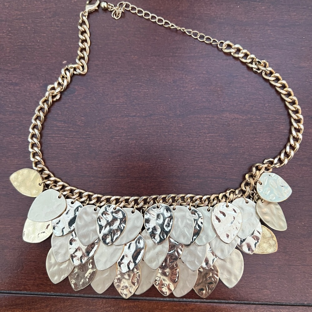 Women’s necklace in EUC